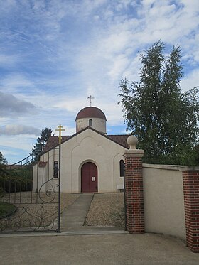 A Bussy-en-Othe kolostor temploma, kilátás a tér bejáratára.