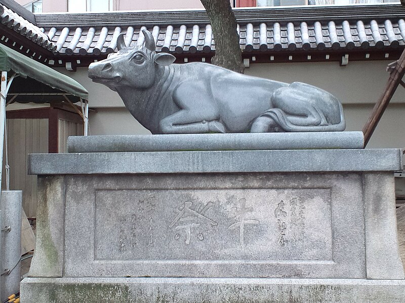 File:Ôsaka-ten'man-gû Shintô Shrine - Statue of a cattle.jpg