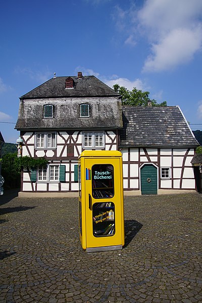 File:Öffentlicher Bücherschrank Schutzengelhaus Unkel.jpg