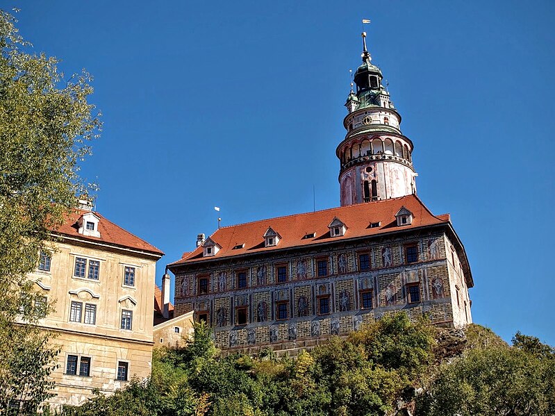 File:Český Krumlov, zámek s věží 2 (2).jpg