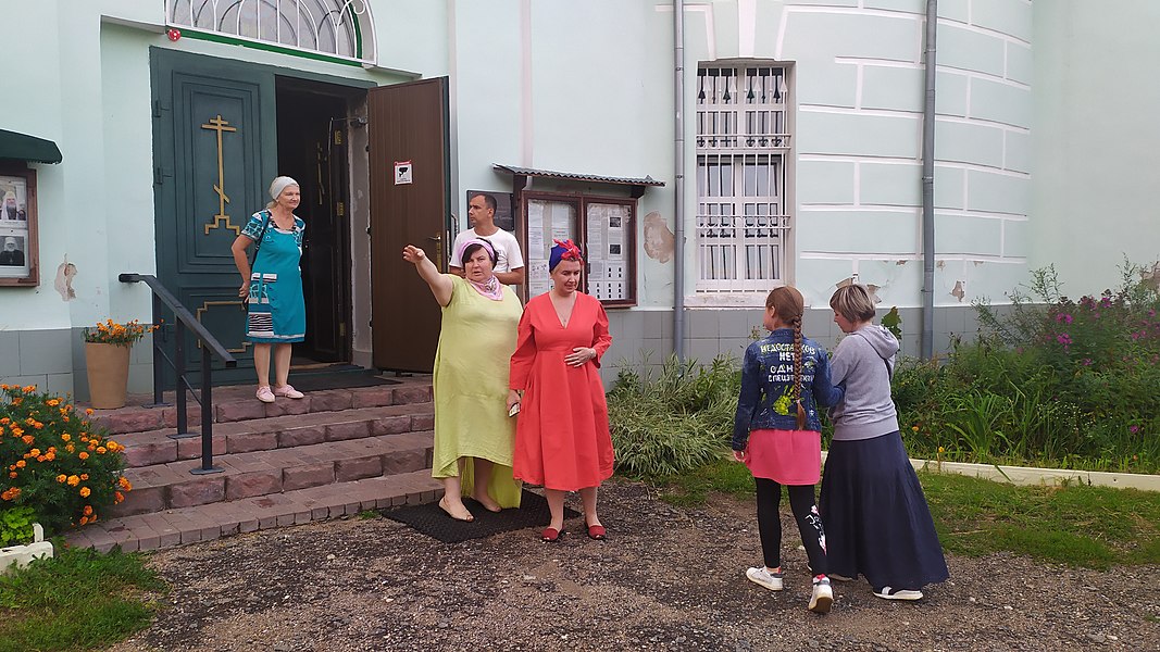 Гости посещают Храм Воскресения Христова в деревне Кожино