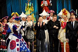 Ким Брейтбург (крайний справа) на премьере мюзикла «Казанова» в г. Красноярске, март 2013 года.