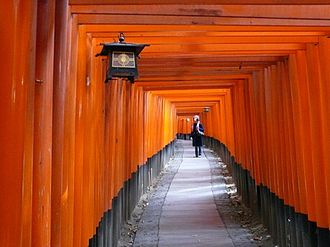 Allée de Torii, sanctuaire de Fushimi Inari, Yoko 330px-%E4%BC%8F%E8%A6%8B%E7%A8%B2%E8%8D%B7%EF%BC%93