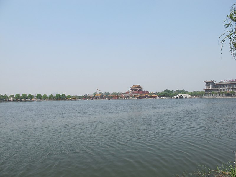 File:龙亭景区的宫殿 - panoramio.jpg