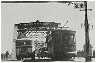 대동교를 통행하는 버스와 전차. 다리에 대동교(大同橋)라는 명패가 붙어 있다. 해방 전 사진 : 조선총독부(朝鮮総督府) 사진기록물