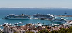 Cruise ships in the port of Palma. 004 2015 06 02 Fahrzeuge Personenverkehr.jpg