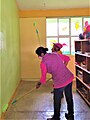 Mães de famílias fazendo tequio pintando o jardim das crianças.  San Juan Achiutla, Oaxaca, México, 2021.