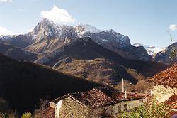 Anvista de lo Pico Tiatordos dende San Xuan de Beleño.