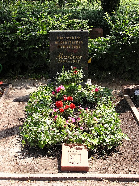 Файл:2006-07-24 Friedhof Schoeneberg III Grab Dietrich.jpg