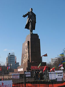 The monument on 22 February 2014, surrounded by protesters with Soviet and Russian flags, intending to protect it. 2014. Khar'kov 015.jpg