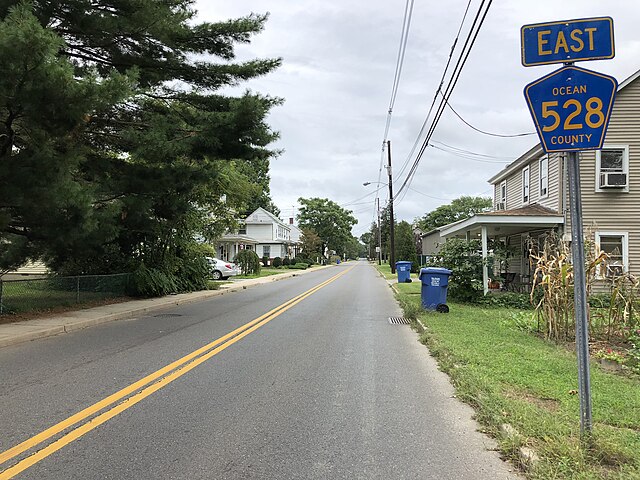 County Route 528 eastbound in Plumsted Township