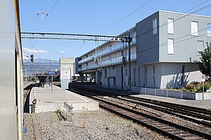 Boxy dreistöckiges Gebäude mit Blick auf Inselplattform