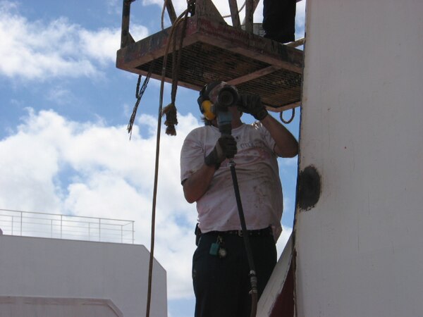 Dayworker AB preparing a mast for painting