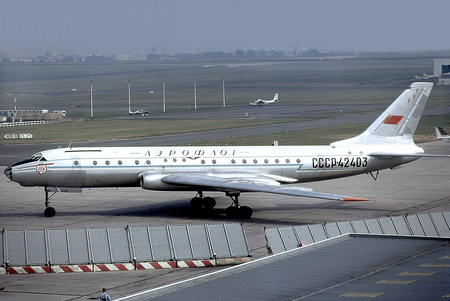 ไฟล์:Aeroflot Tu-104B CCCP-42403 LBG 1974-8-2.png