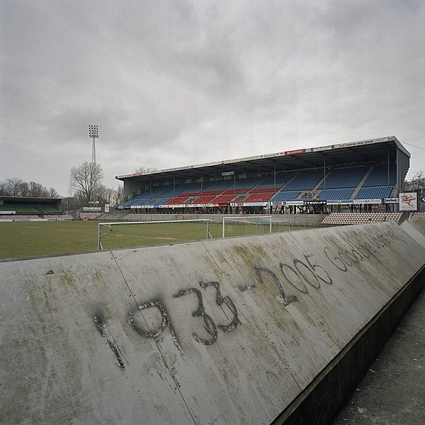 File:Afscheidstekst (graffiti) door supporters van FC Groningen op de achterkant van de reclamewand '1933 - 2005 goodbye Oosterpark' - Groningen - 20383744 - RCE.jpg