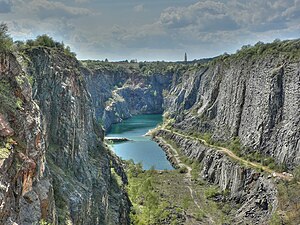 Okres Beroun: Přírodní podmínky, Územní struktura, Tabulka vzdáleností