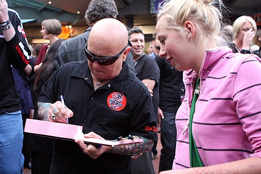 Angry Anderson signing autograph (6465371313)