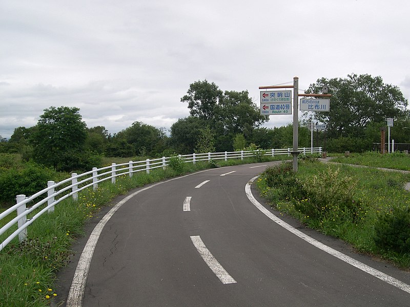 File:Asahikawa-sounkyo-bikepath-ishikari100kei.JPG