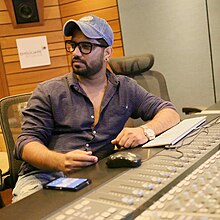 Asif Panjwani di studio rekaman di Mumbai