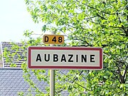Segnale stradale d'ingresso ad Aubazine, scritto senza la "S" finale.