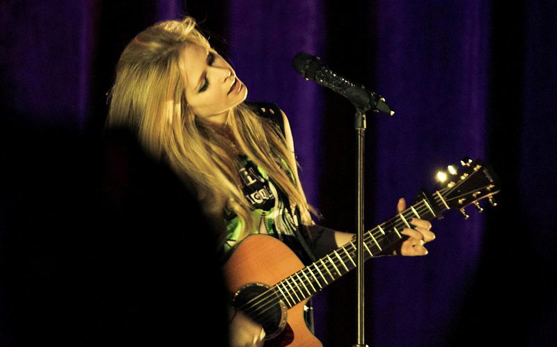 File:Avril Lavigne in Brasilia - 58.jpg