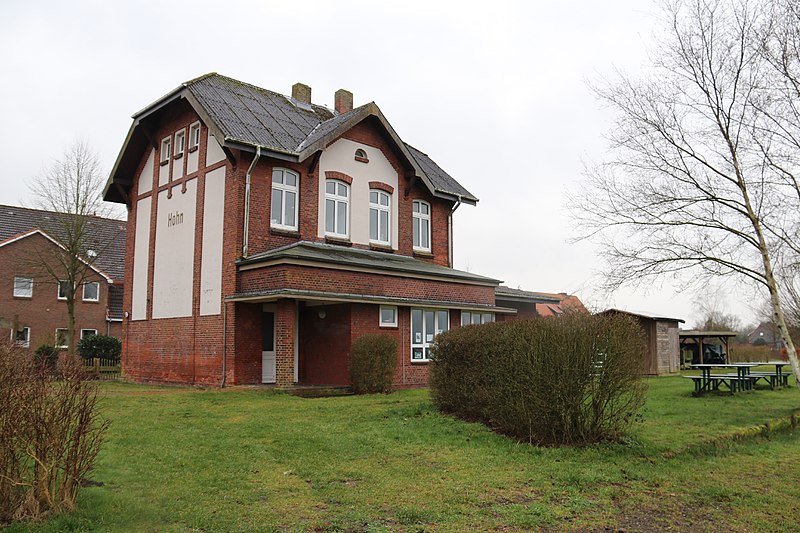 File:Bahnhof Hohn, heute Naturschutzzentrum.jpg