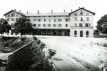 Das Bahnhofsgebäude um 1869. Links ist noch die Holztreppe zu erkennen.