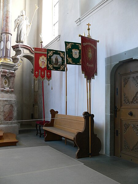 File:Baindt Pfarrkirche Kirchenfahnen 1.jpg