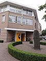 Bakel bibliotheek met sculptuur.JPG