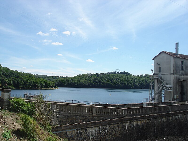 File:Barrage d'Éguzon (36) - Lac de Chambon - rive droite.jpg