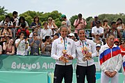 Deutsch: Beachvolleyball bei den Olympischen Jugendspielen 2018; Tag 11, 17. Oktober 2018; Mädchen, Medaillenzeremonie - Gold: Russland (Maria Woronina & Maria Botscharow), Silber: Italien (Claudia Scampoli & Nicol Bertozzi), Bronze: Norwegen (Emilie Olimstad & Frida Berntsen) English: Beach volleyball at the 2018 Summer Youth Olympics at 17 October 2018 – Girls Victory ceremony - Gold: Russia (Maria Voronina & Maria Bocharov), Silber: Italy (Claudia Scampoli & Nicol Bertozzi), Bronze: Norway (Emilie Olimstad & Frida Berntsen)