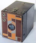 Eastman Kodak için Walter Dorwin Teague tarafından tasarlanan Beau Brownie kamera.