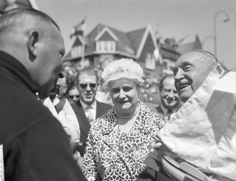 File:Bezoek Scharf aan Volendam. Scharf, de burgemeester en zijn vrouw, Bestanddeelnr 912-4951.jpg