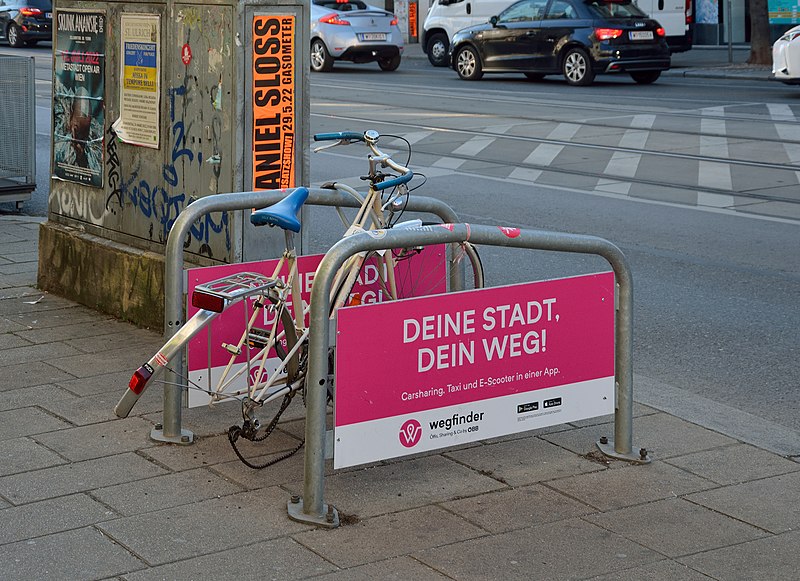 File:Bicycle rack Deine Stadt, dein Weg, Mariahilfer Straße, Vienna 01.jpg