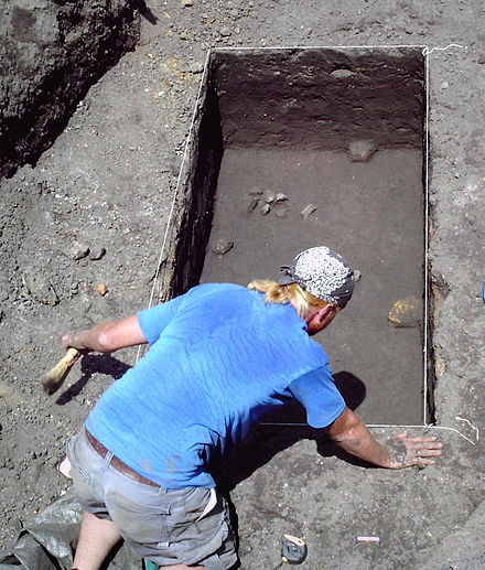 Excavation of the prehistoric component of the Bird's Run Site in Des Moines