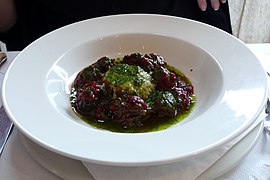 escargots Mauricette et boulettes de viande avec royale de champignons