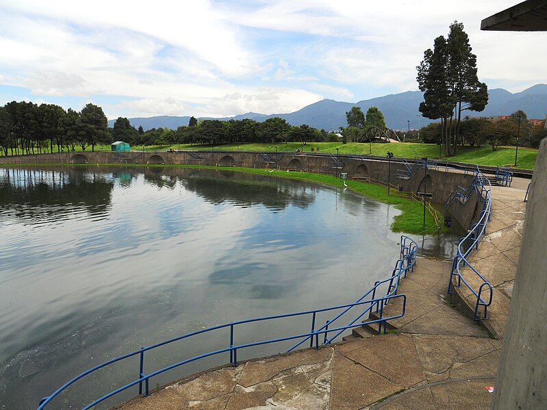 File:Bogotá Lago Simón Bolívar.JPG