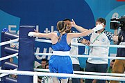 Deutsch: Boxen bei den Olympischen Jugendspielen 2018 Tag 12, 18. Oktober 2018 - Finale Leichtgewicht Mädchen – Oriana Saputo (Argentinien, blau) schlägt Emma Lawson (Australien, rot) 5-0; Ringrichter ist José Romero (Spanien). English: Boxing at the 2018 Summer Youth Olympics on 18 October 2018 – Girls' lightweight Bronze Medal Bout – Oriana Saputo (Argentina, blue) wins over Emma Lawson (Australie, red) 5-0; Referee is José Romero (Spain). Español: Boxeo en los Juegos Olímpicos Juveniles de Verano de 2018 en 18 de octubre de 2018 - Combate de medalla de bronce de las niñas: Oriana Saputo (Argentina, azul) gana a Emma Lawson (Australie, roja) 5-0; Árbitro es José Romero (España).