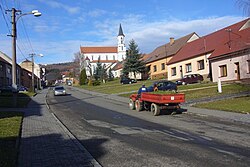 Pohled do centra obce ve směru od slovenské hranice