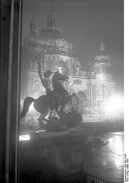 File:Bundesarchiv Bild 102-11381, Berlin, Dom bei Nacht.jpg