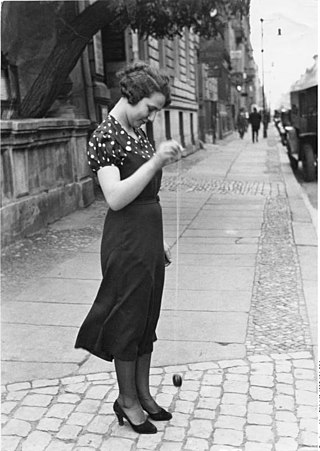 עלמה משחקת ב"יו-יו" ברחובות ברלין של שנות העשרים של המאה ה-20.
