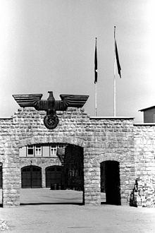 Bundesarchiv Bild 192-334, KZ Mauthausen, Garagenhofeinfahrt.jpg