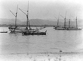 Boeginese handelsschepen op de rede van Pota Manggarai Flores