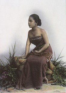 COLLECTIE TROPENMUSEUM Studioportret van een Javaanse vrouw mogelijk uit Jogjakarta TMnr 60027279.jpg