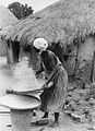 Vrouw bezig met het wannen van rijst (1966) (foto: Collectie Stichting Nationaal Museum van Wereldculturen)