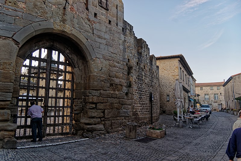 File:Carcassonne - Place du Château - View North into Rue Viollet-Le-Duc.jpg