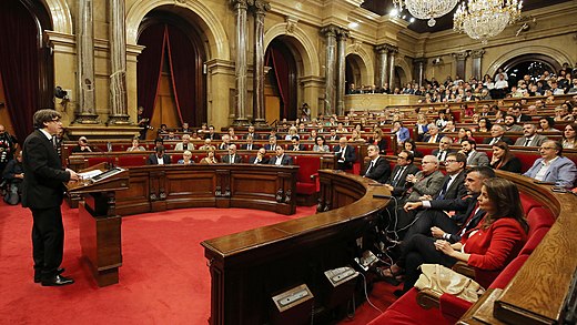 Carles Puigdemont spreekt op 10 oktober het Catalaans parlement toe en verklaart de uitslag van het onafhankelijkheidsreferendum geldig.