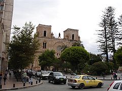 Catedral de la Inmaculada Consepción en el Parque Calderon en Cuenca, Ecuador.jpg