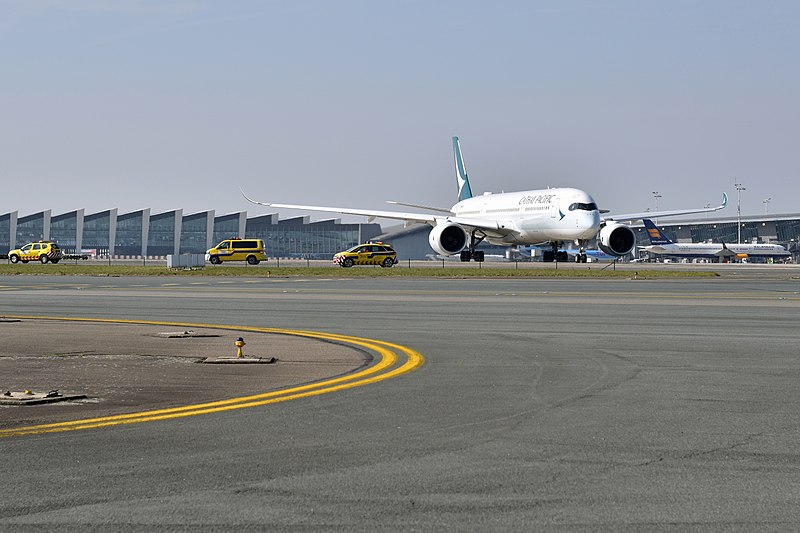 File:Cathay Pacific inaugural flight to Hong Kong (40130833105).jpg