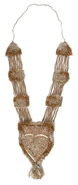 File:Ceremonial Welcome Necklace presented to Jacqueline Kennedy in India.jpg